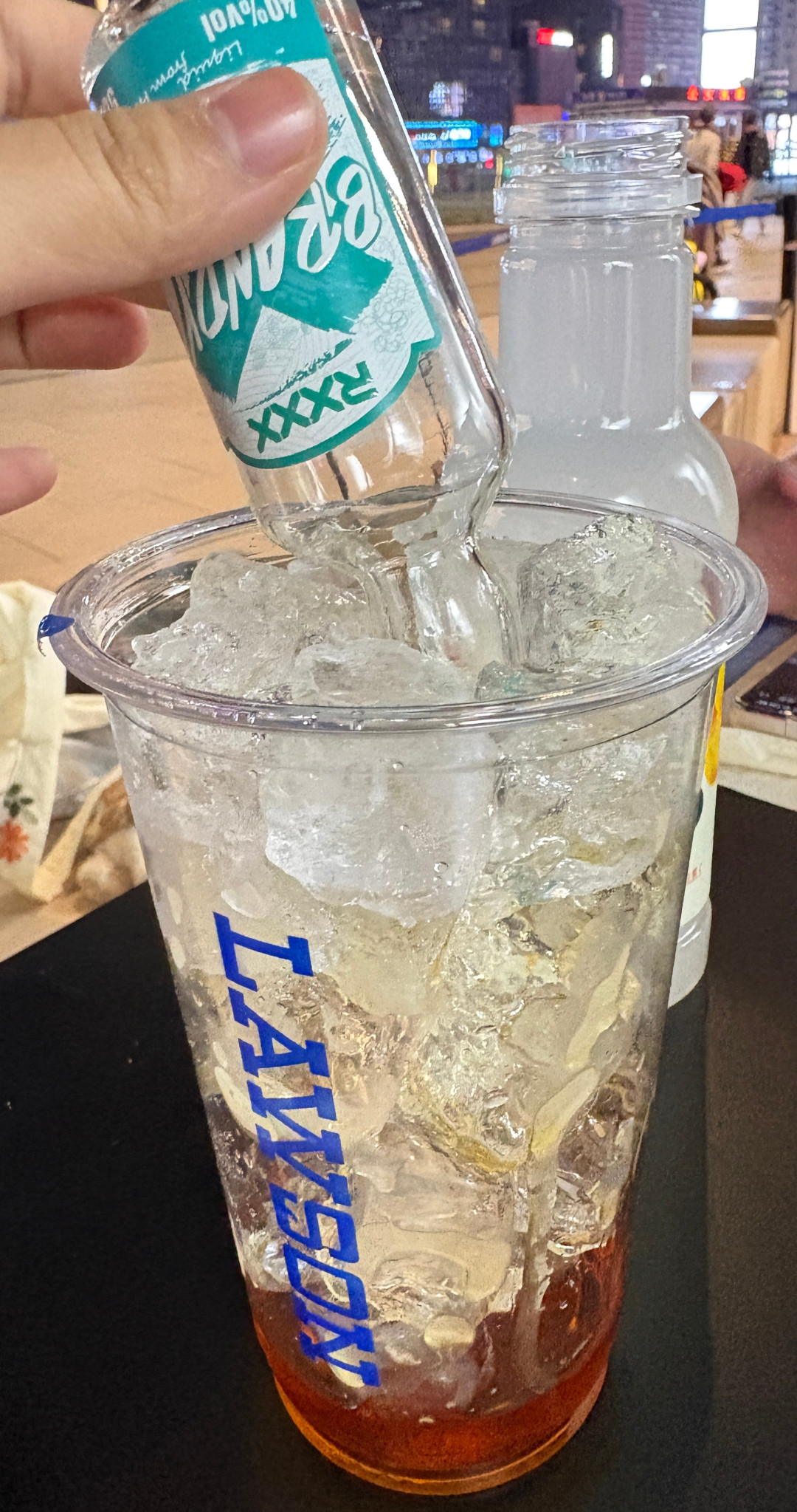 50ml小酒折成700ml要两百多：便利店调酒，卖的是那一杯