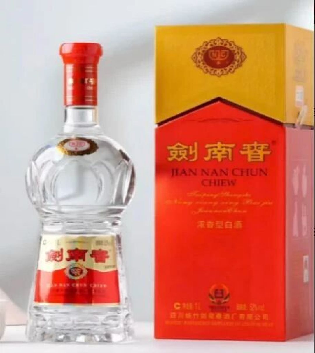水晶剑单瓶与礼盒合影