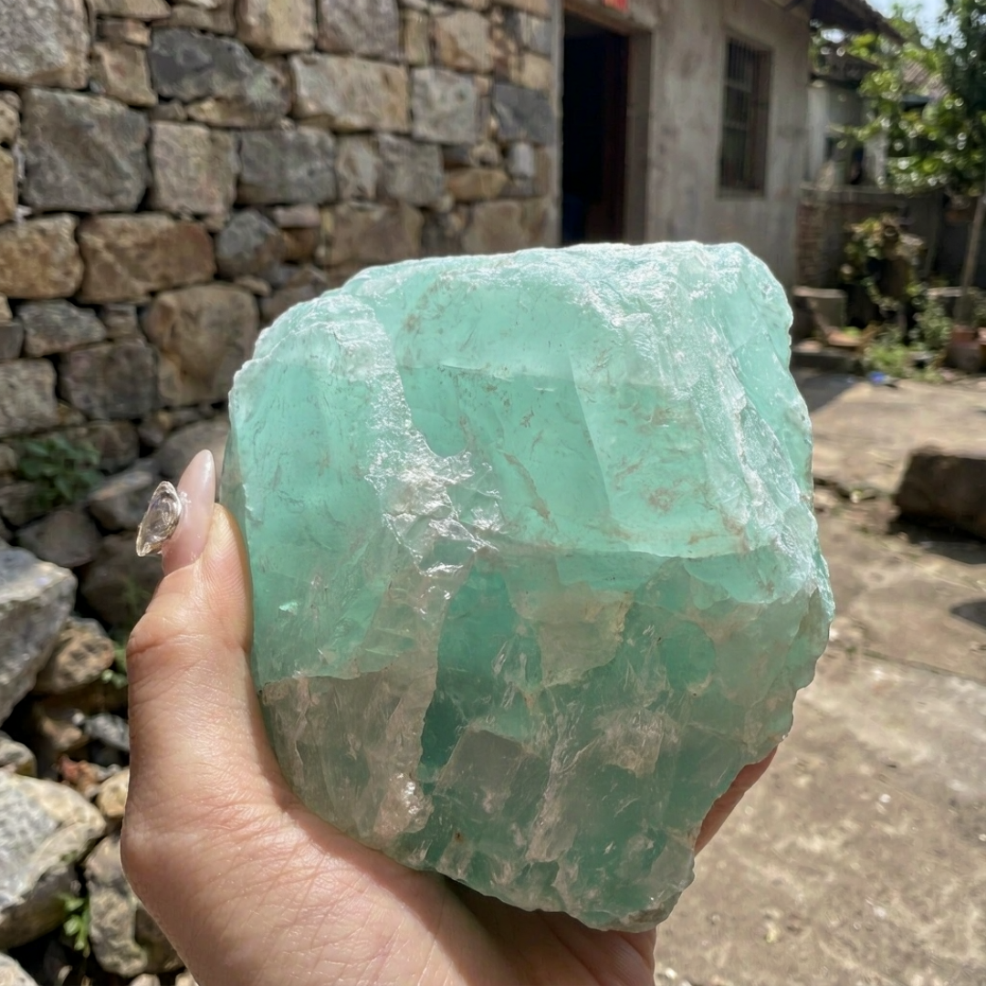 东海捡水晶火了，本地人反而懵了：你捡的“水晶”多半是切割渣
