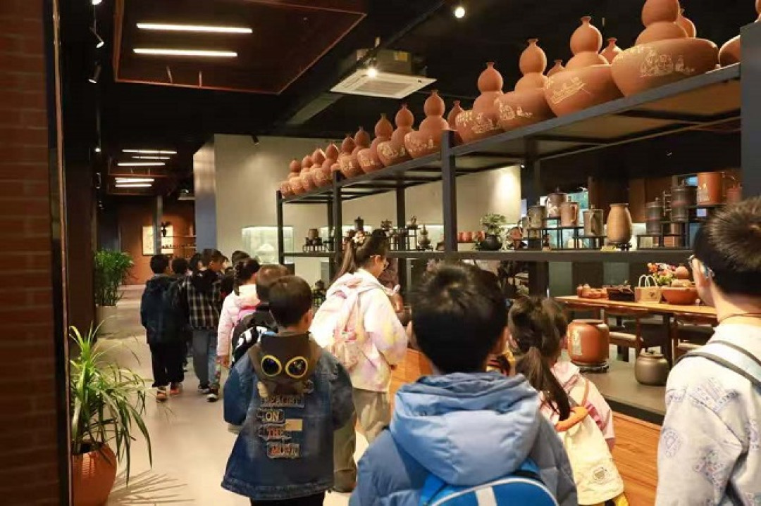 11月本是带小宝宝出门最舒服的月份，秋假把它挤成了又一个黄金周：江苏13市分三批，8个市仍撞在同一周