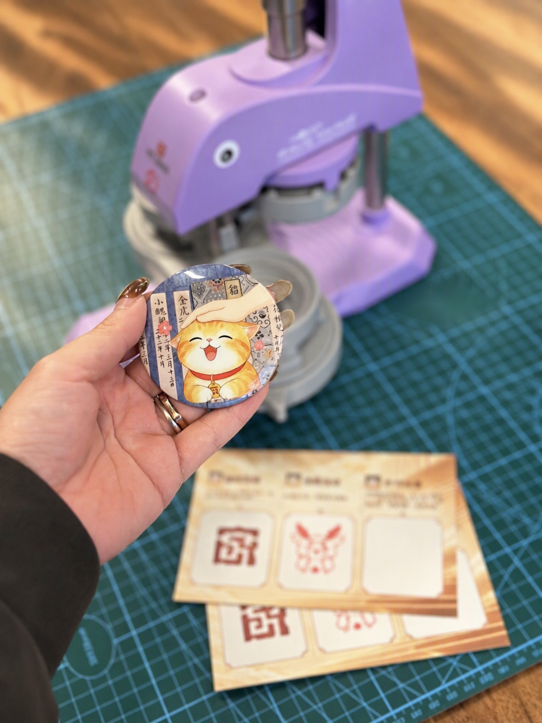 打印吧唧成了AI市集最火摊位:一枚低至4毛,但别急着去摆