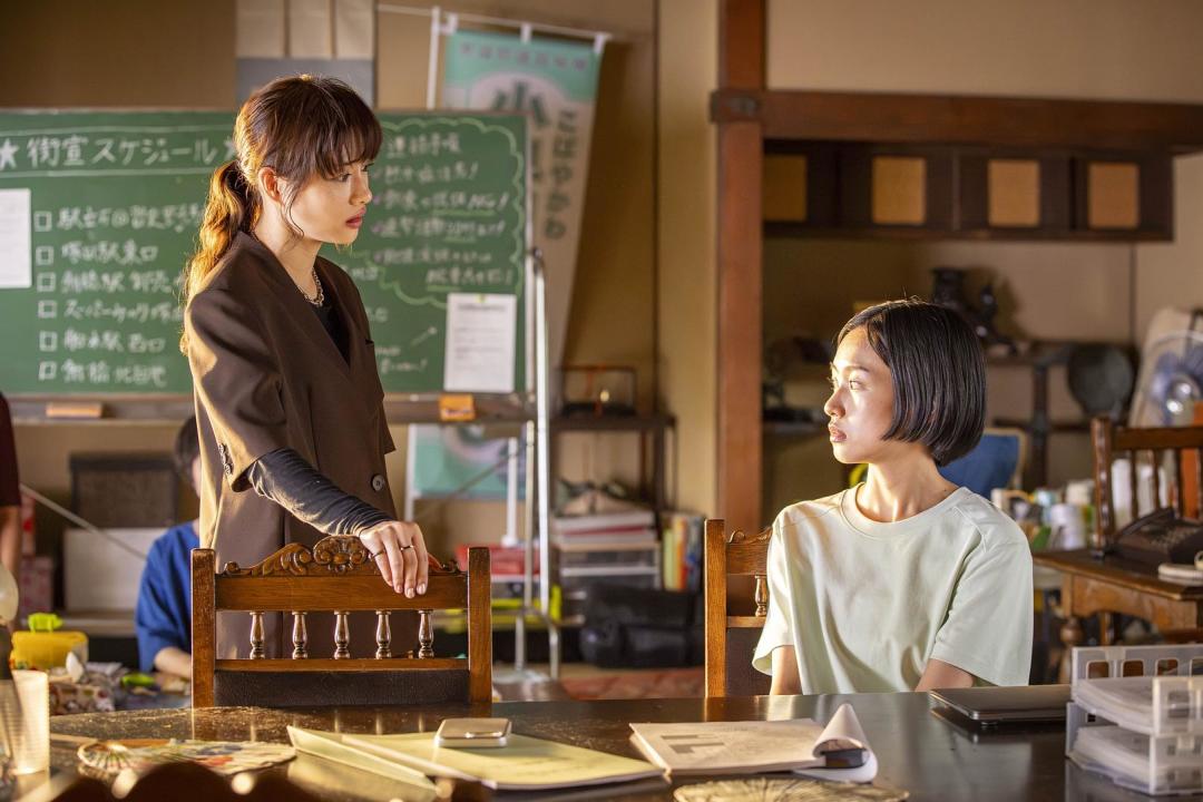「首播封神」撞上「收视三连跌」:石原里美新剧《政盗鲁邦》,追不追,先把设定、表演、收视这三笔账对完