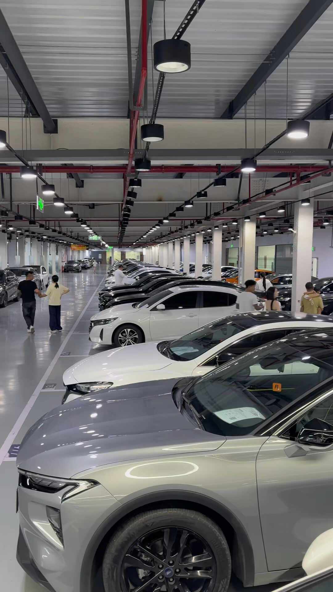 『收燃油车半月不卖就赔钱』撞上『二手纯电拍卖均价高出燃油车1.26万』:年底买卖二手车,先把价梯、周转、检测这三本账对清