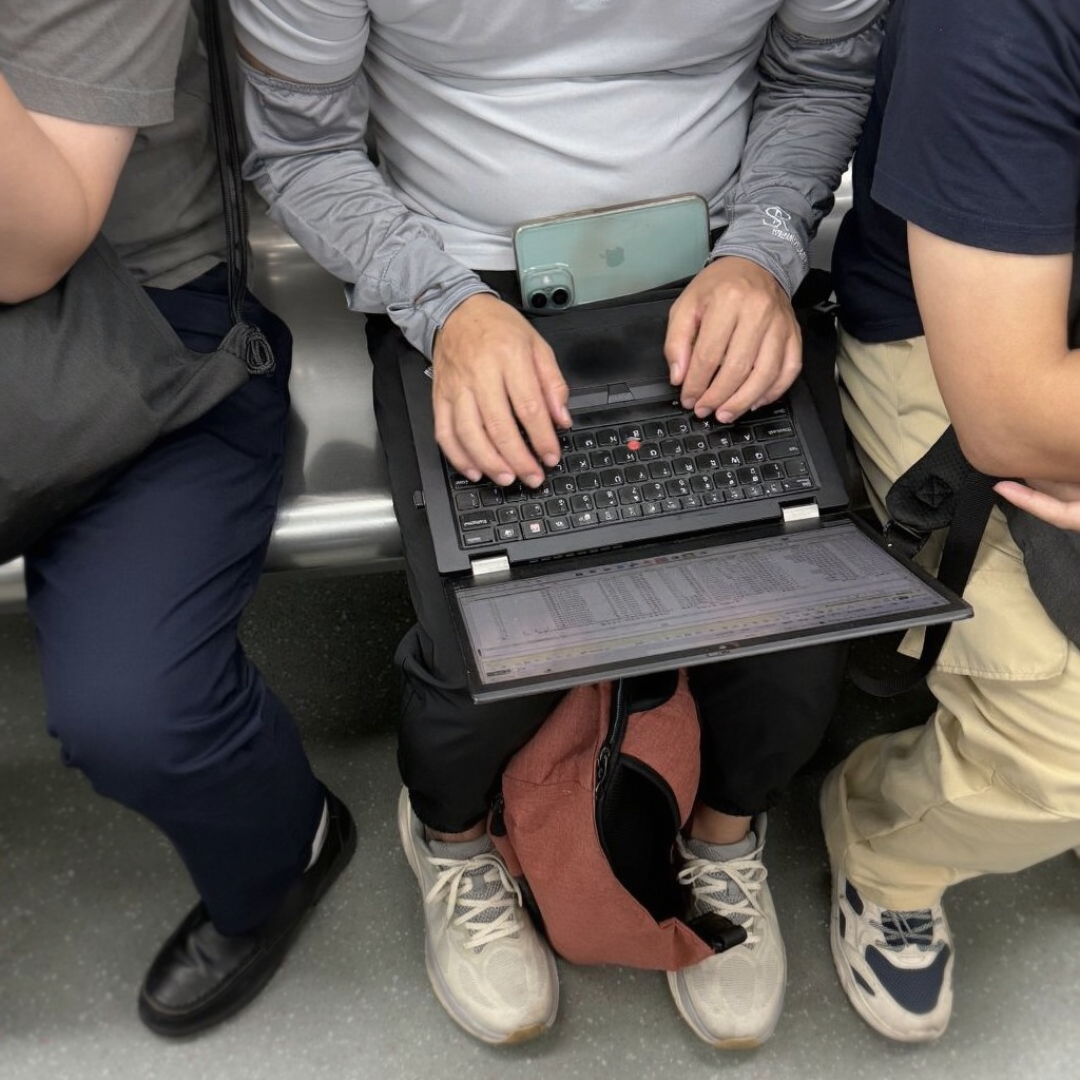 小黑在车间随处可见，测评在B站查无此人：内存涨价潮里，镜头外的小黑用户双11前核完三本账