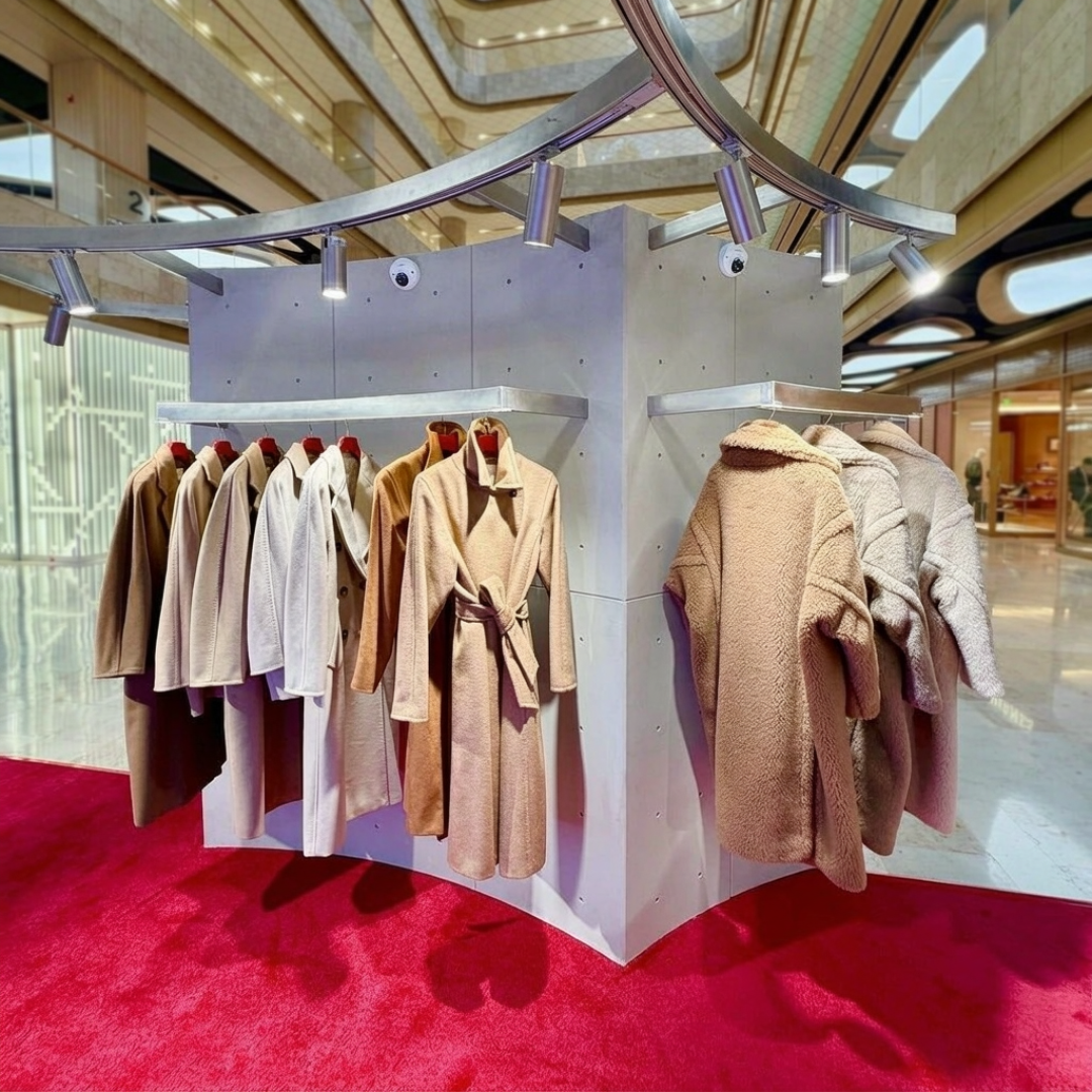 全场没有一个logo:Max Mara 75周年这场「无垠远际」,把通勤当成最难的远征
