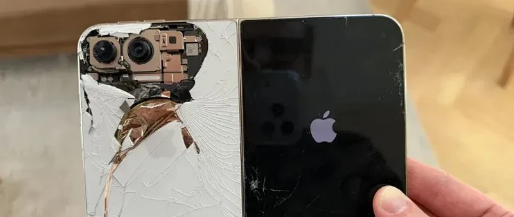 太惨了！iPhone Duo 全球首摔，万元折叠机修一次能买安卓旗舰