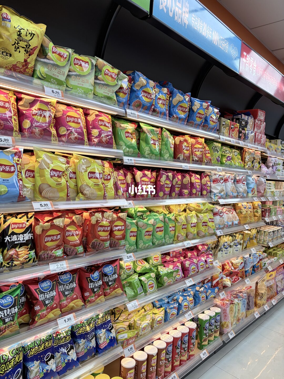 超市货架上的零食墙：超加工食品的主阵地