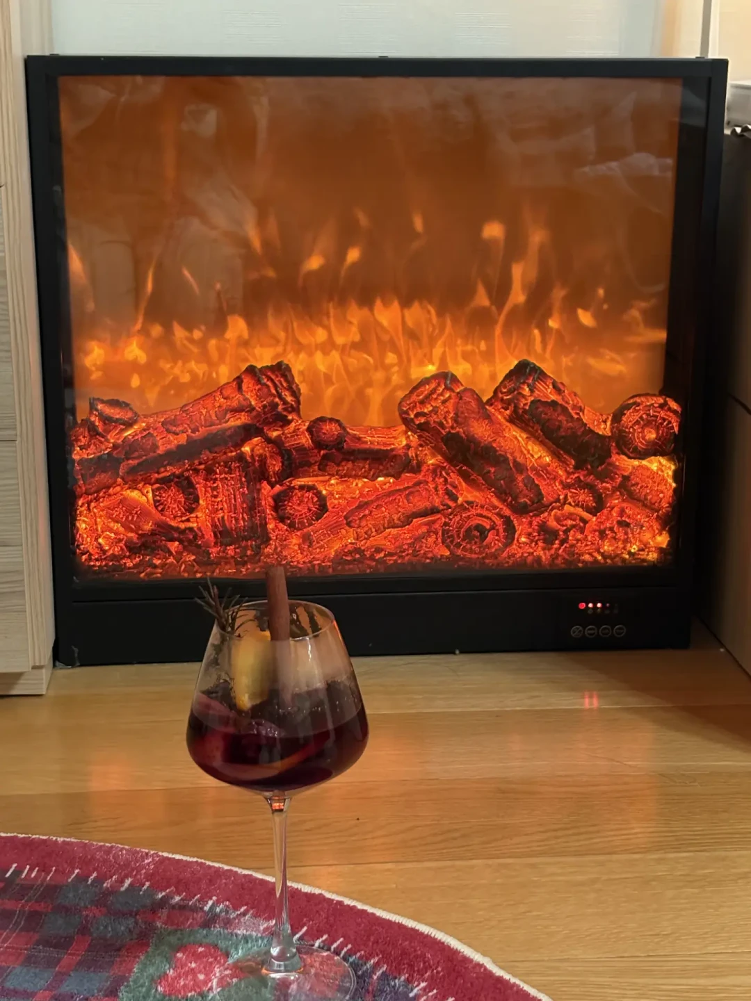 壁炉边的居家热红酒