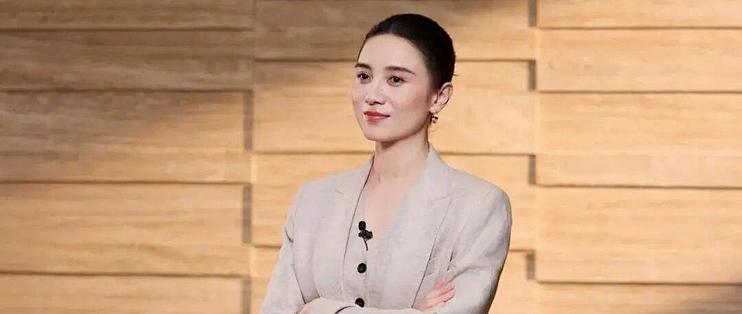 宋佳不愧是穿搭教科书，裙子不配运动鞋，配色大方，吸睛有气质