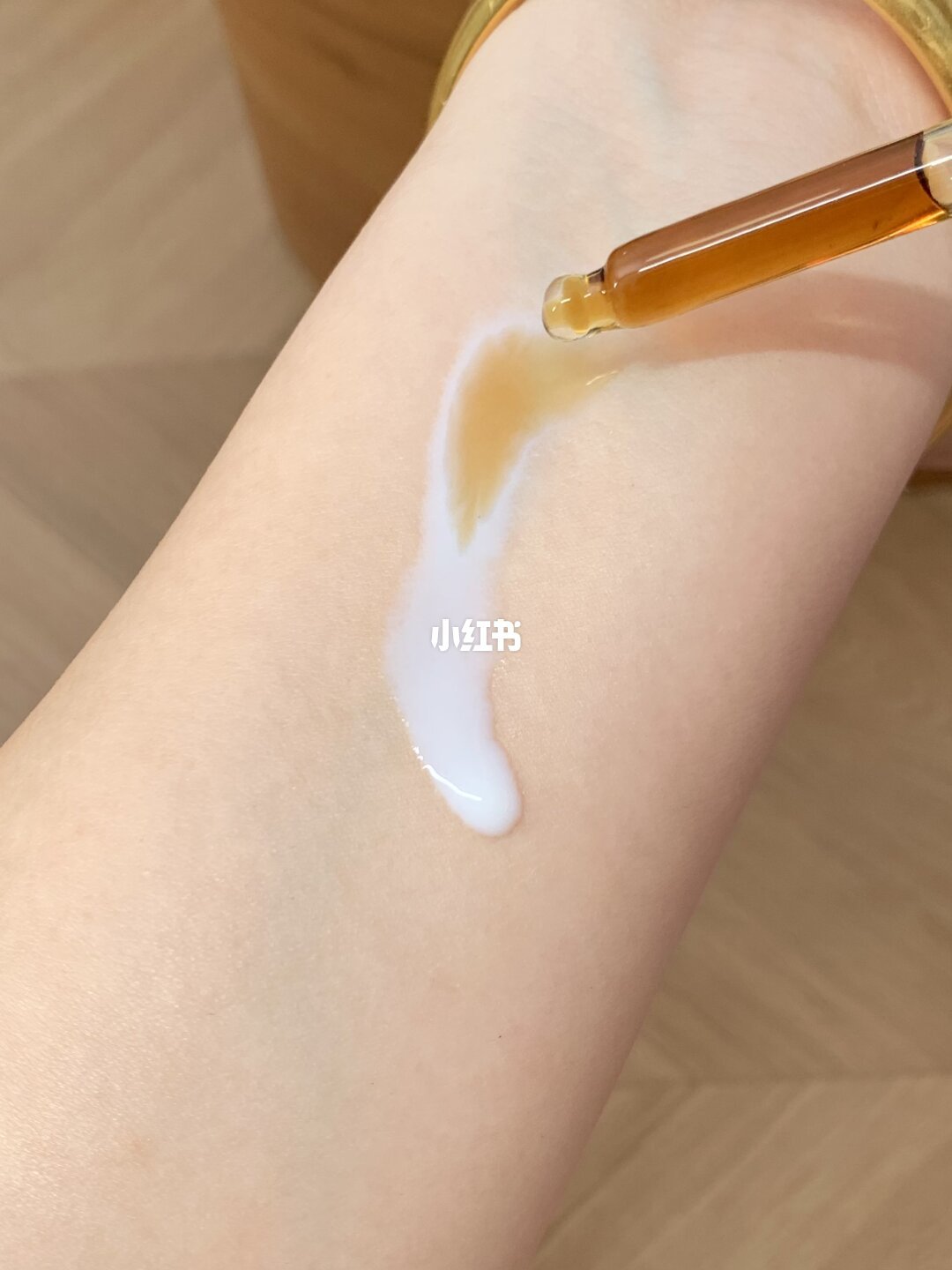 酵母水与EUK精华手背混合质地演示