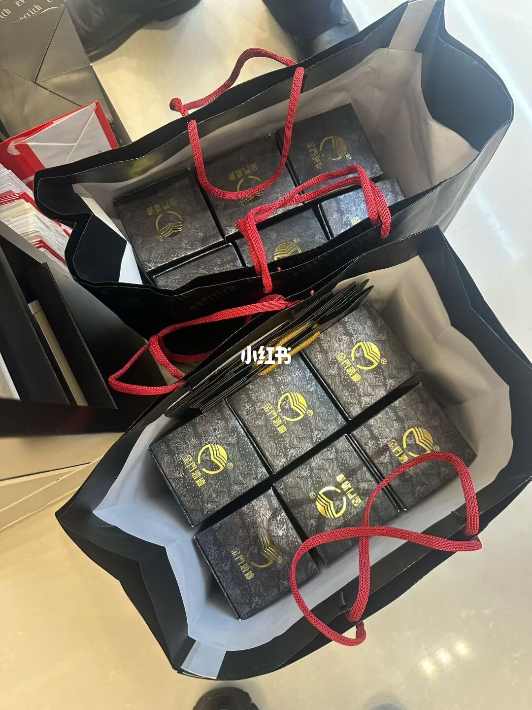 酒厂礼袋装的高粱，多数入金旅客的真实采购形态
