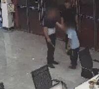 支持还是反对？男孩偷饮料，父亲持戒尺送派出所自首
