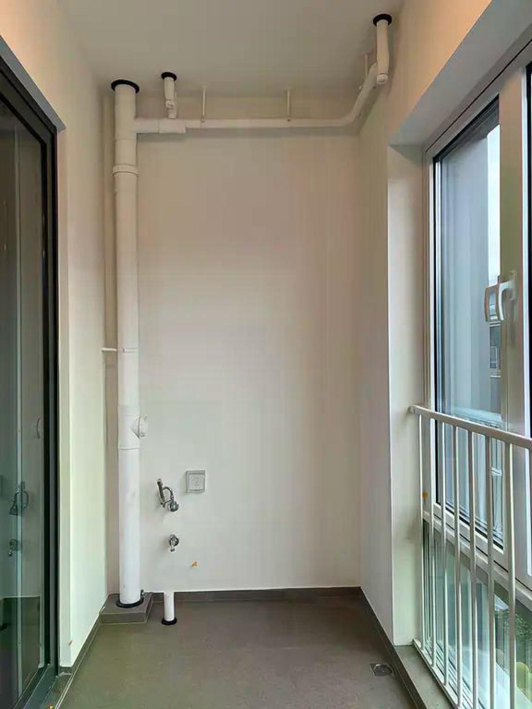洗烘套装叠起来有一米七:叠放还是并排,先量阳台那一角