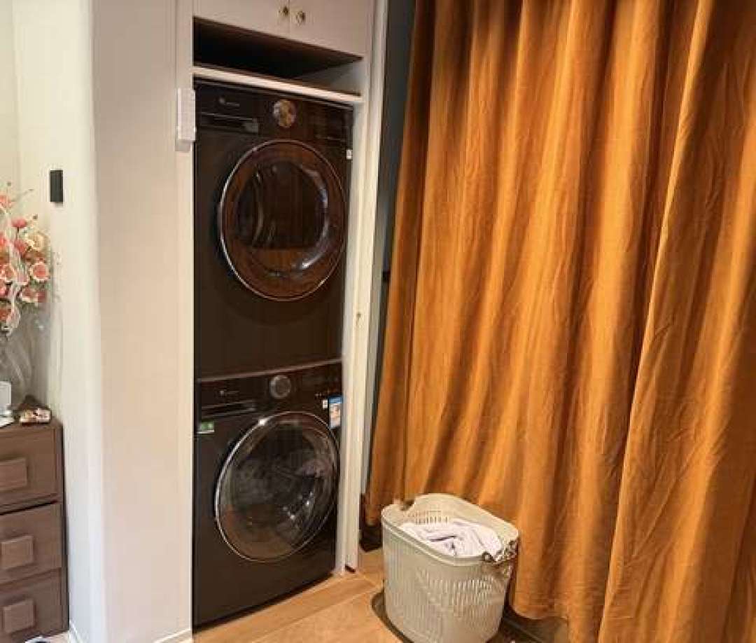 洗烘套装叠起来有一米七:叠放还是并排,先量阳台那一角