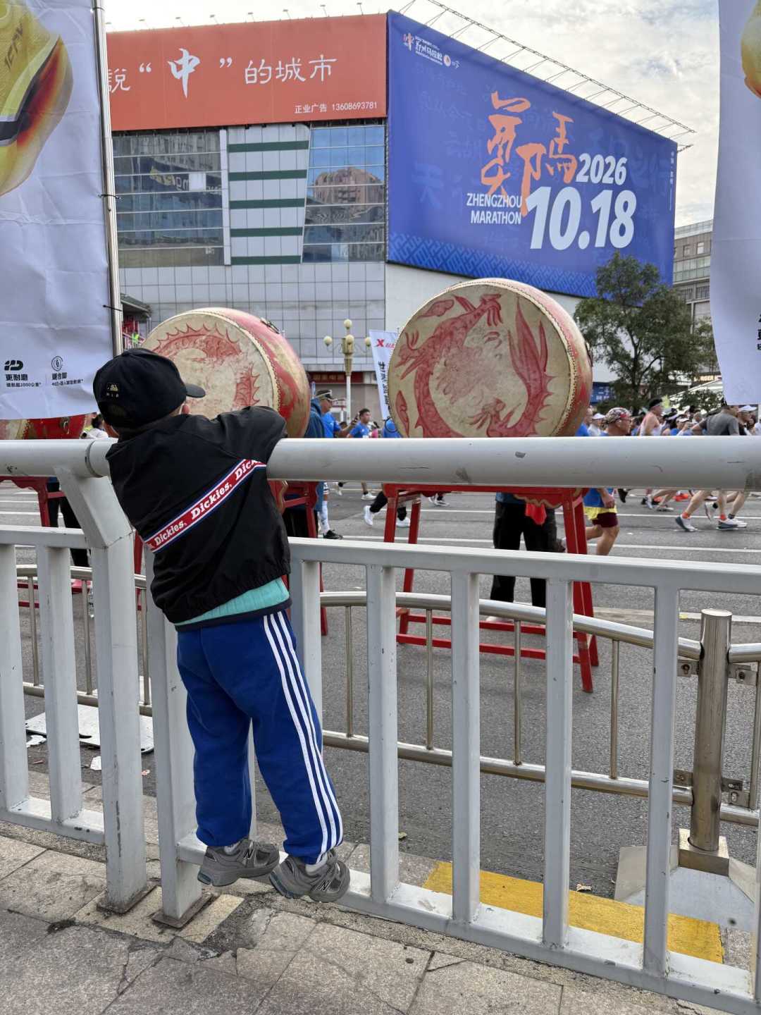 9岁儿子被绳牵着跑完郑马：父亲晒完赛照5天后，喜提禁赛3年
