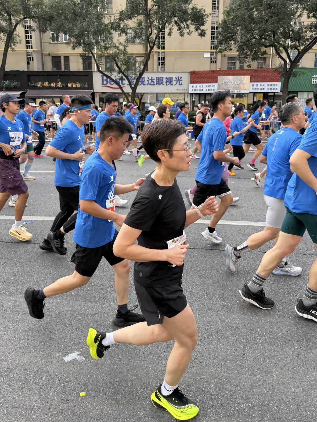 9岁儿子被绳牵着跑完郑马：父亲晒完赛照5天后，喜提禁赛3年