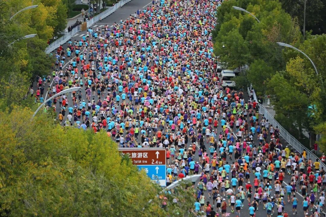 秋冬比赛日的起跑线也是道墙：一张表+一件雨衣，别把状态输在冷上