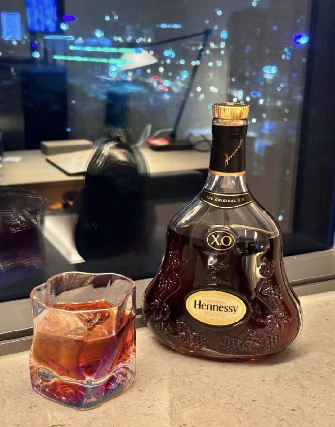 轩尼诗XO和一杯加冰的酒