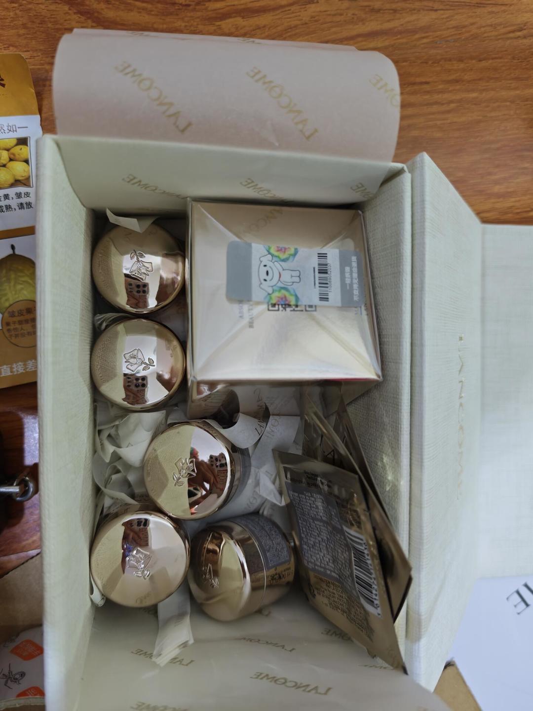 菁纯眼霜礼盒开箱，图注：用户开箱分享