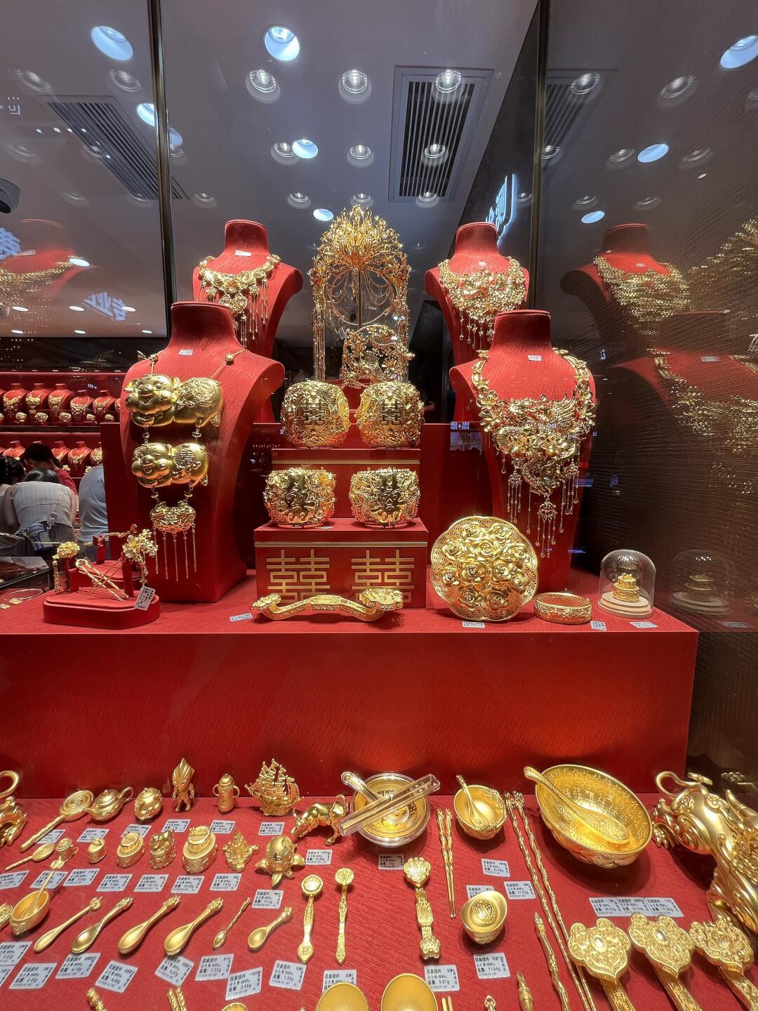 大妈三宝里最贵的那一件,这个月刚跌了两万:我把100克黄金四条渠道的到手账全算了