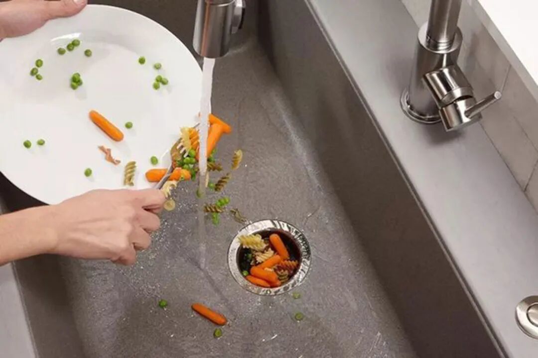 水槽下装不了垃圾处理器,想买「免安装」的厨余处理机?先想清楚那袋粉去哪