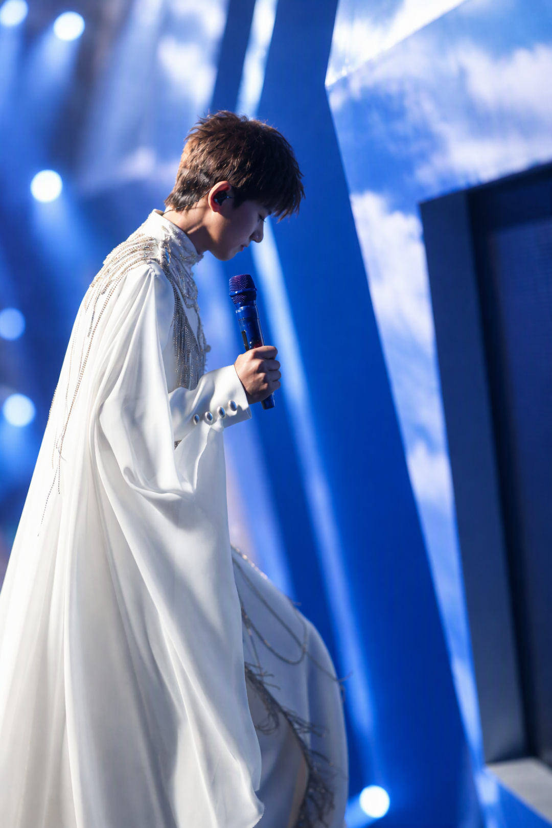 179元、40分钟：比内场第一排还近的张杰演唱会，正在影院里看哭一片人
