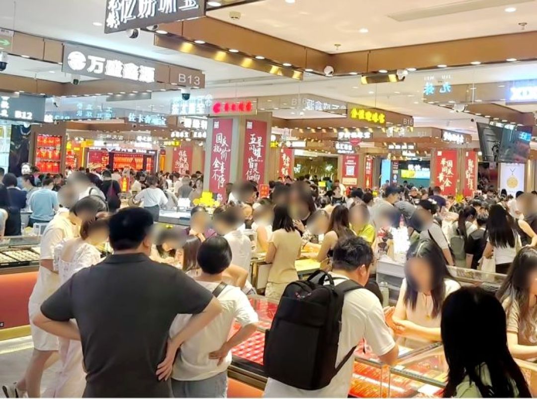 水贝被挤爆，买金比菜市场人多？沪金863、水贝903、柜台1200：攒金人先分清你是去