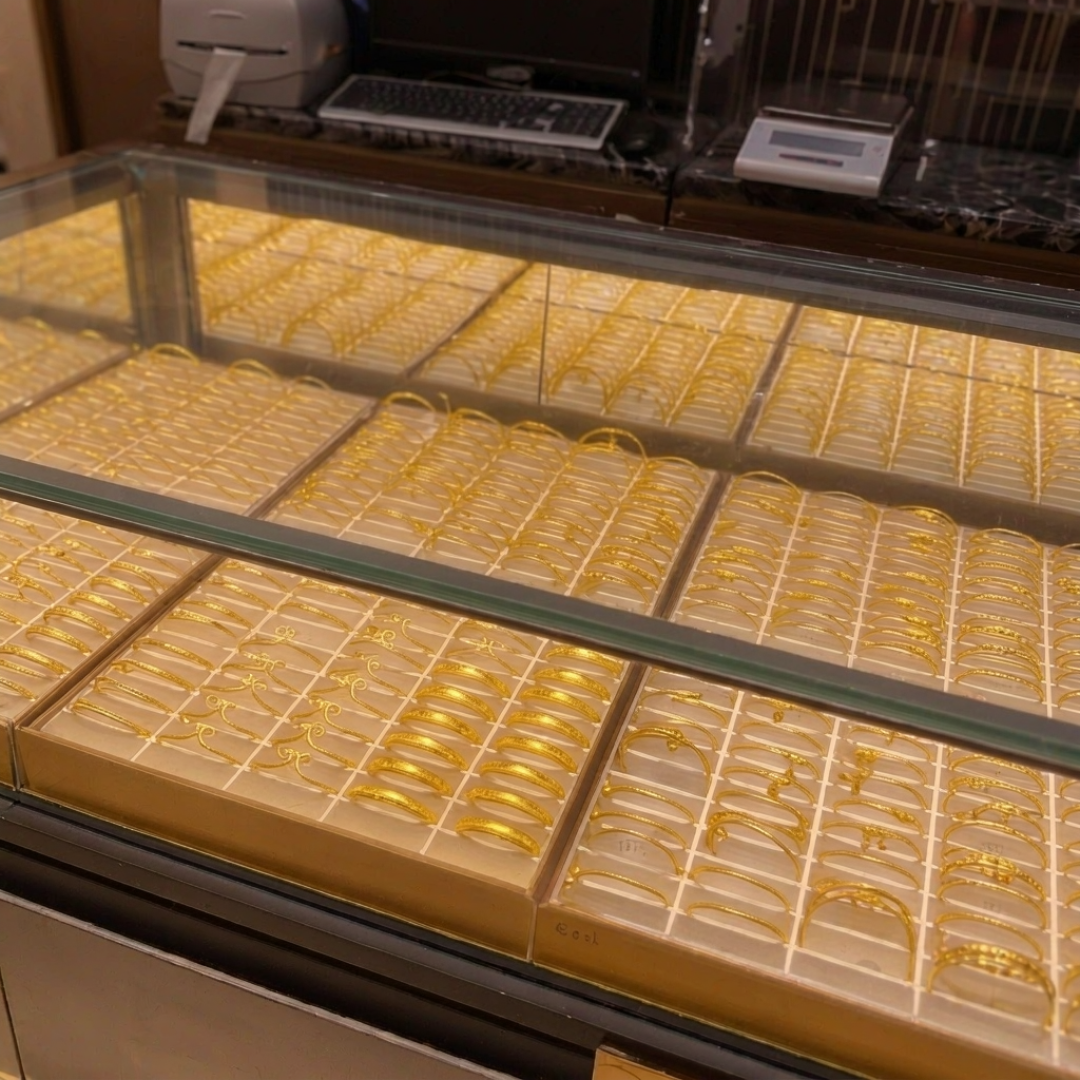 美伊局势反复，金价却跌破4000：避险不灵了？深圳水贝被挤爆，攒金人等美联储48小时给答案再动手