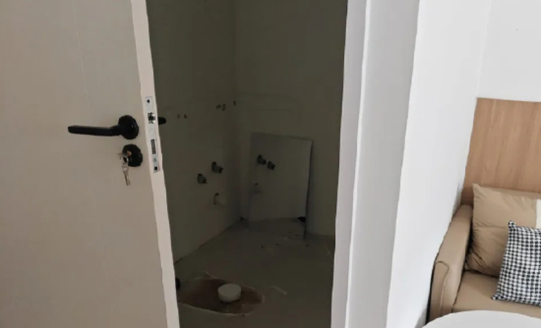 楼上178㎡隔出6个套间,多出3个马桶:楼下墙面裂了缝,住建局已经把违建拆了