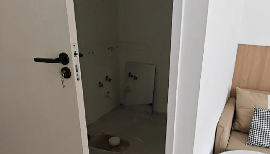 楼上178㎡隔出6个套间，多出3个马桶：楼下墙面裂了缝，住建局已经把违建拆了