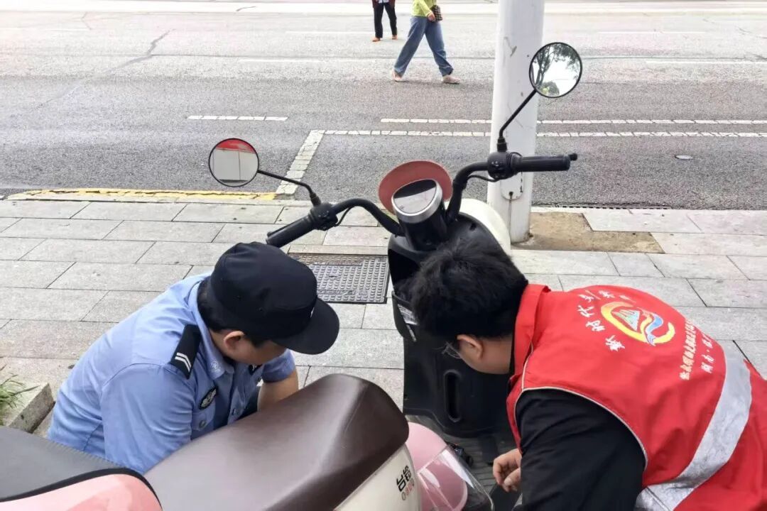 那台“不用驾照”的电动车，在交警眼里就是台摩托车：车被扣、人被拘之前，先回家翻翻那张合格证