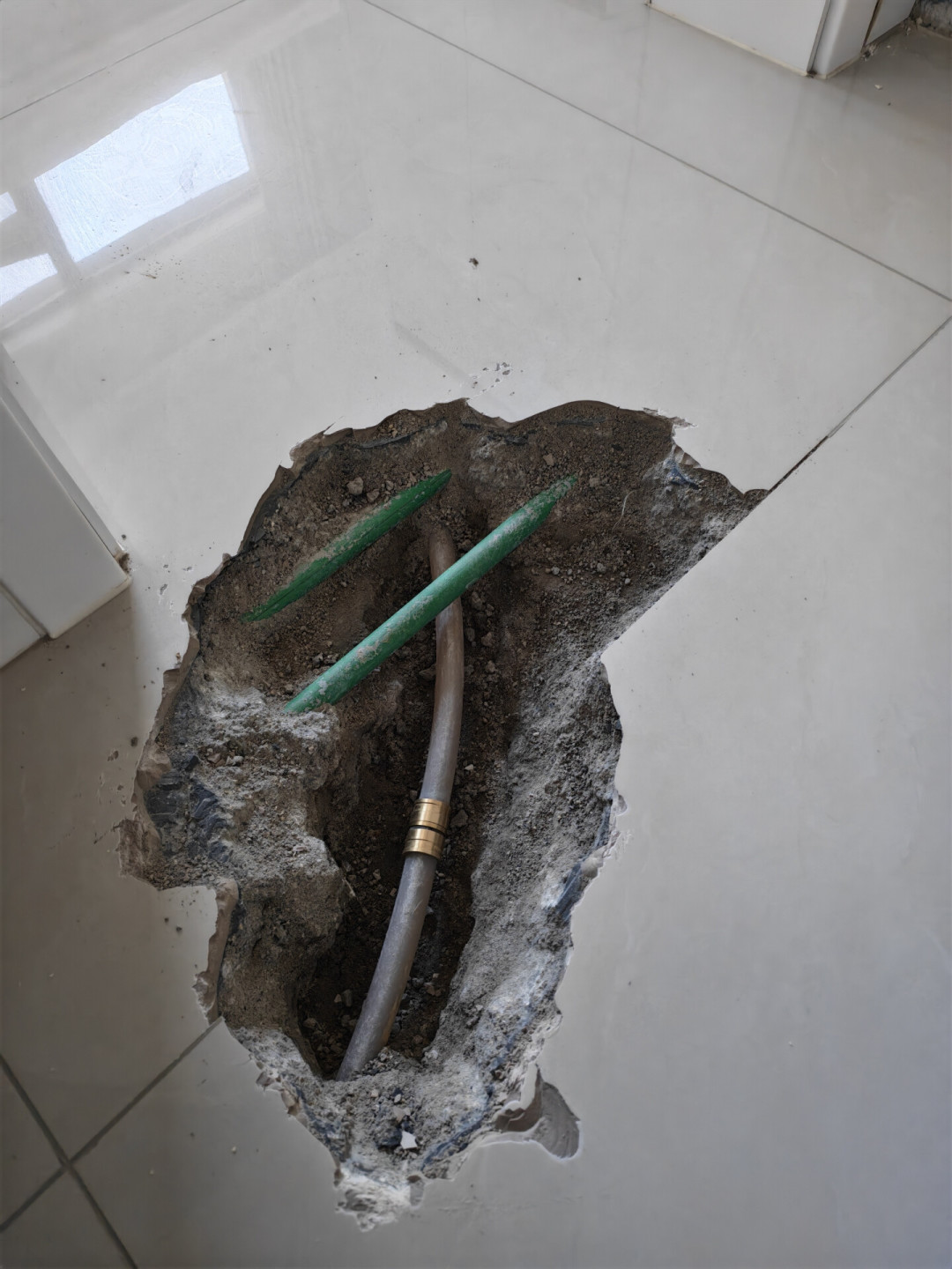 地暖漏水想谈赔偿，安装公司"经营异常"，连名字都疑似是借的