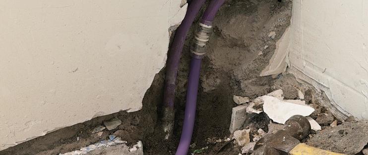 地暖漏水想谈赔偿，安装公司"经营异常"，连名字都疑似是借的