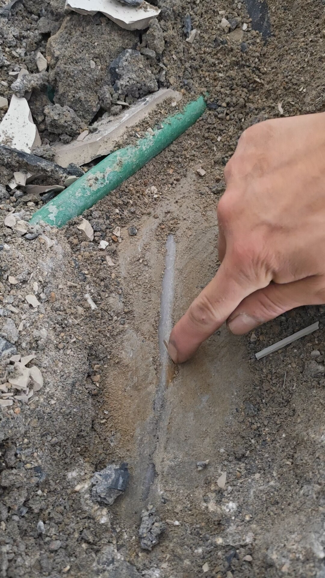 地暖漏水想谈赔偿，安装公司"经营异常"，连名字都疑似是借的