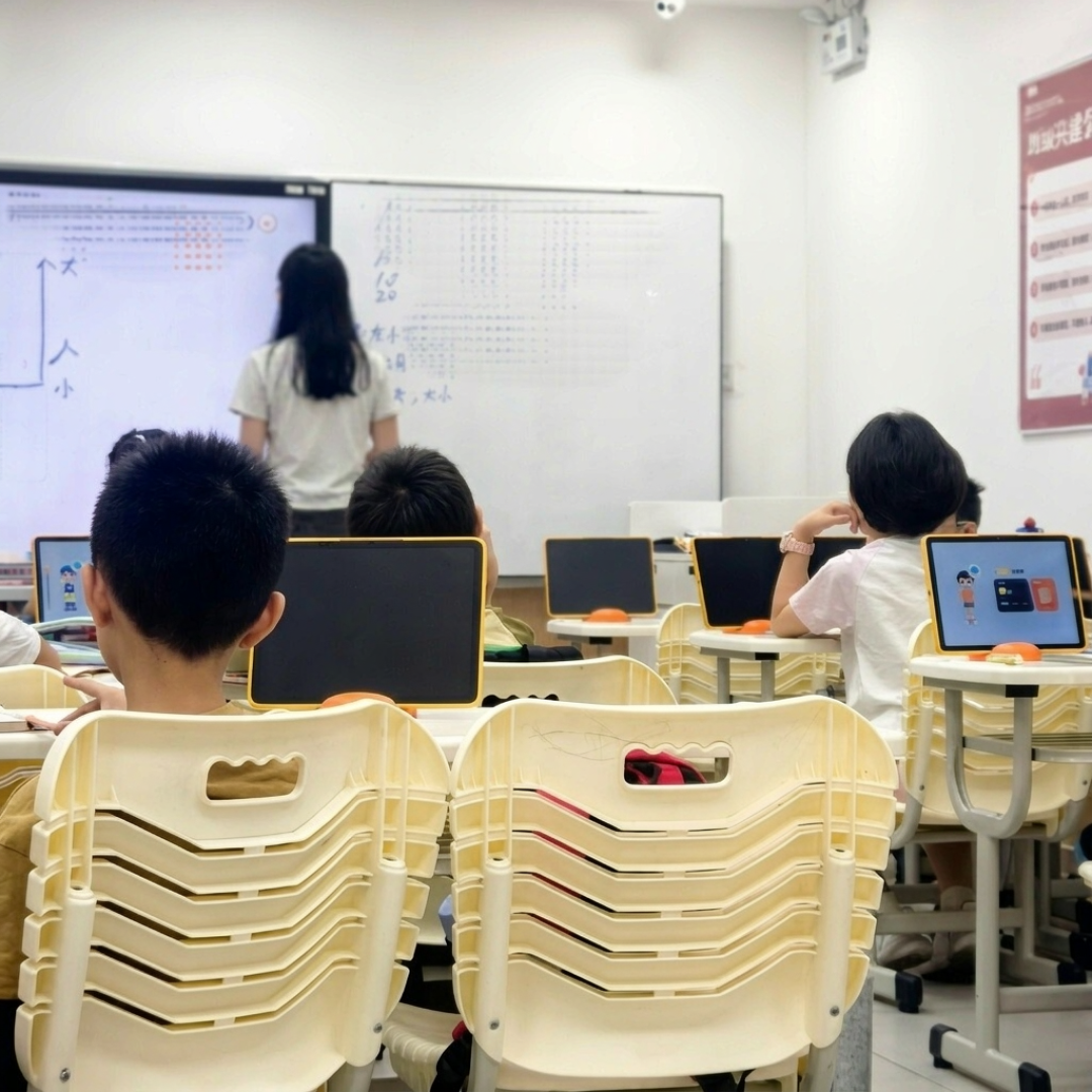 陪读家长的另一本账：学而思线下课一节50到270、S班阶梯和352条评论吵出来的入场年龄，先对齐账单再掏钱