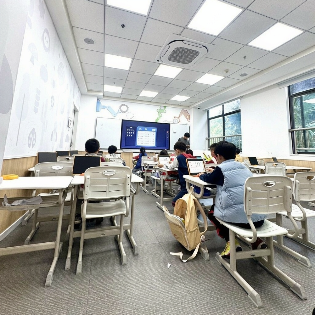 陪读家长的另一本账：学而思线下课一节50到270、S班阶梯和352条评论吵出来的入场年龄，先对齐账单再掏钱
