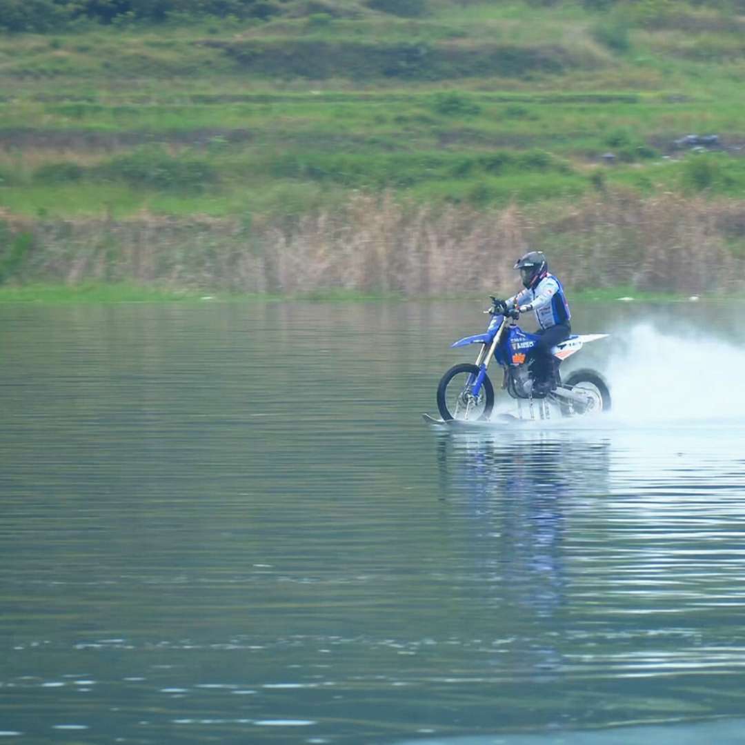 摩托水上漂40.74公里！一年拿下WSBK亚军、估值60亿，张雪机车是黑马还是泡沫？