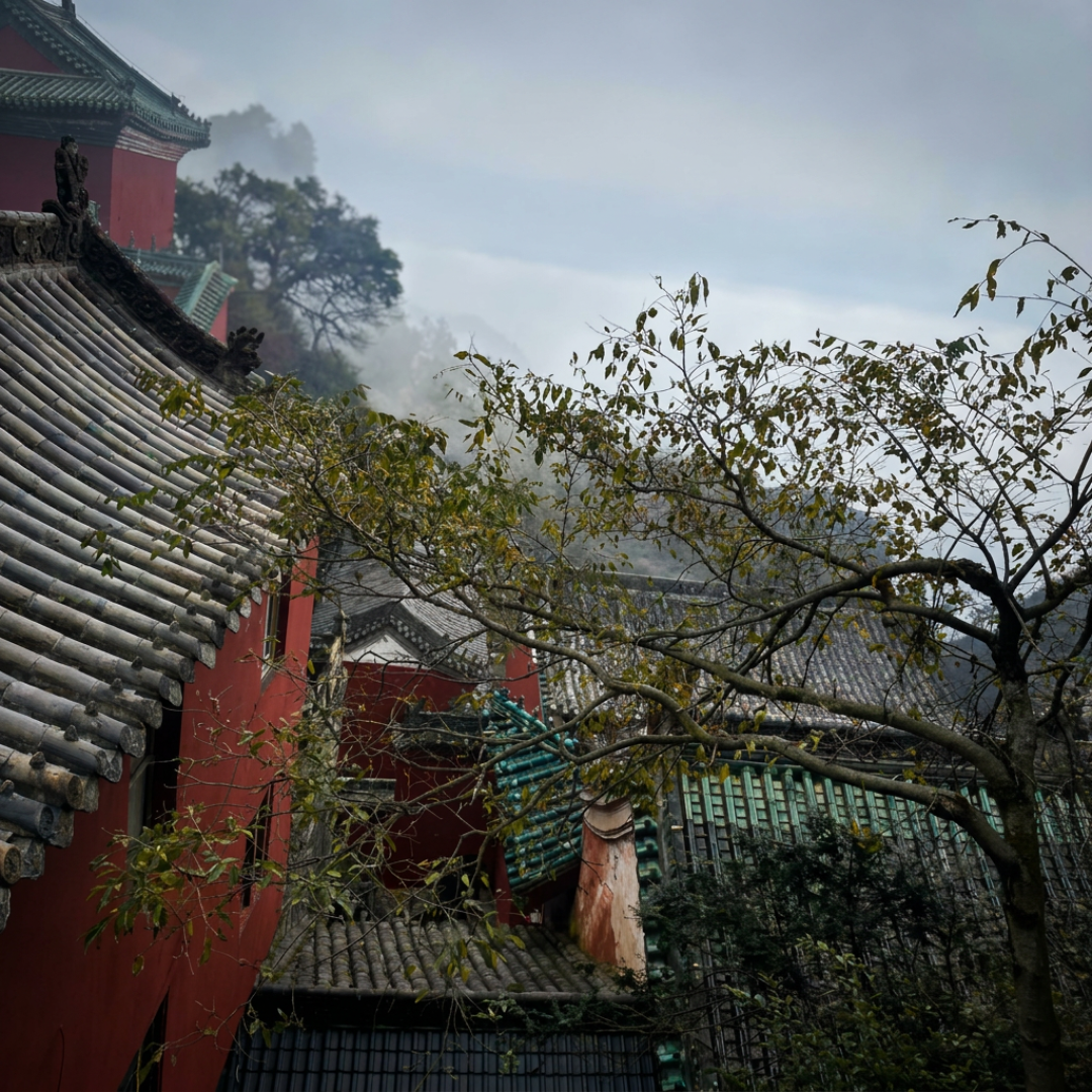 《笑傲江湖》是哪个朝代?我把30年断代之争摊成三派一张表:明中期只有两条推算,金庸自己从没认过哪个
