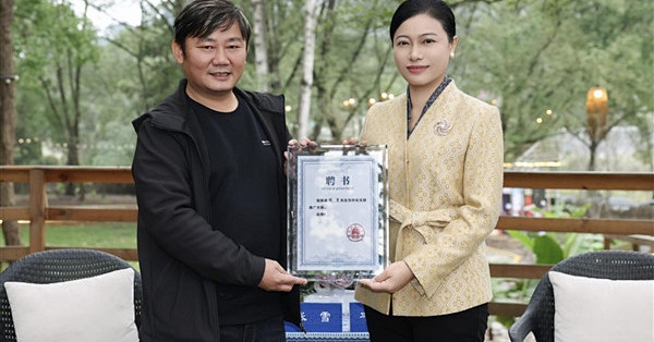 张雪有了新身份！受聘为怀化文旅推广大使：市委书记亲自颁发证书