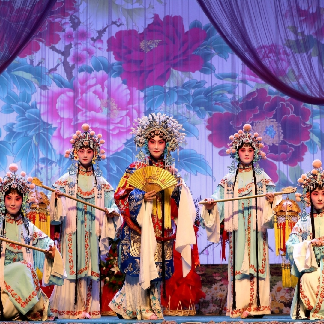刷疯了的程蝶衣混剪,BGM几乎没一首是《霸王别姬》的:这份张冠李戴歌单,错得很有道理