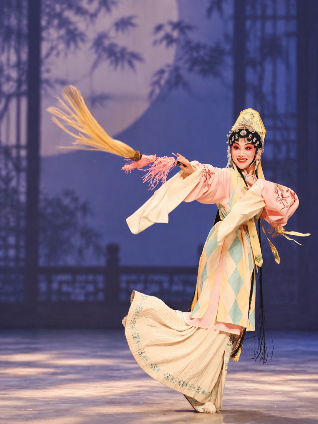 刷疯了的程蝶衣混剪,BGM几乎没一首是《霸王别姬》的:这份张冠李戴歌单,错得很有道理