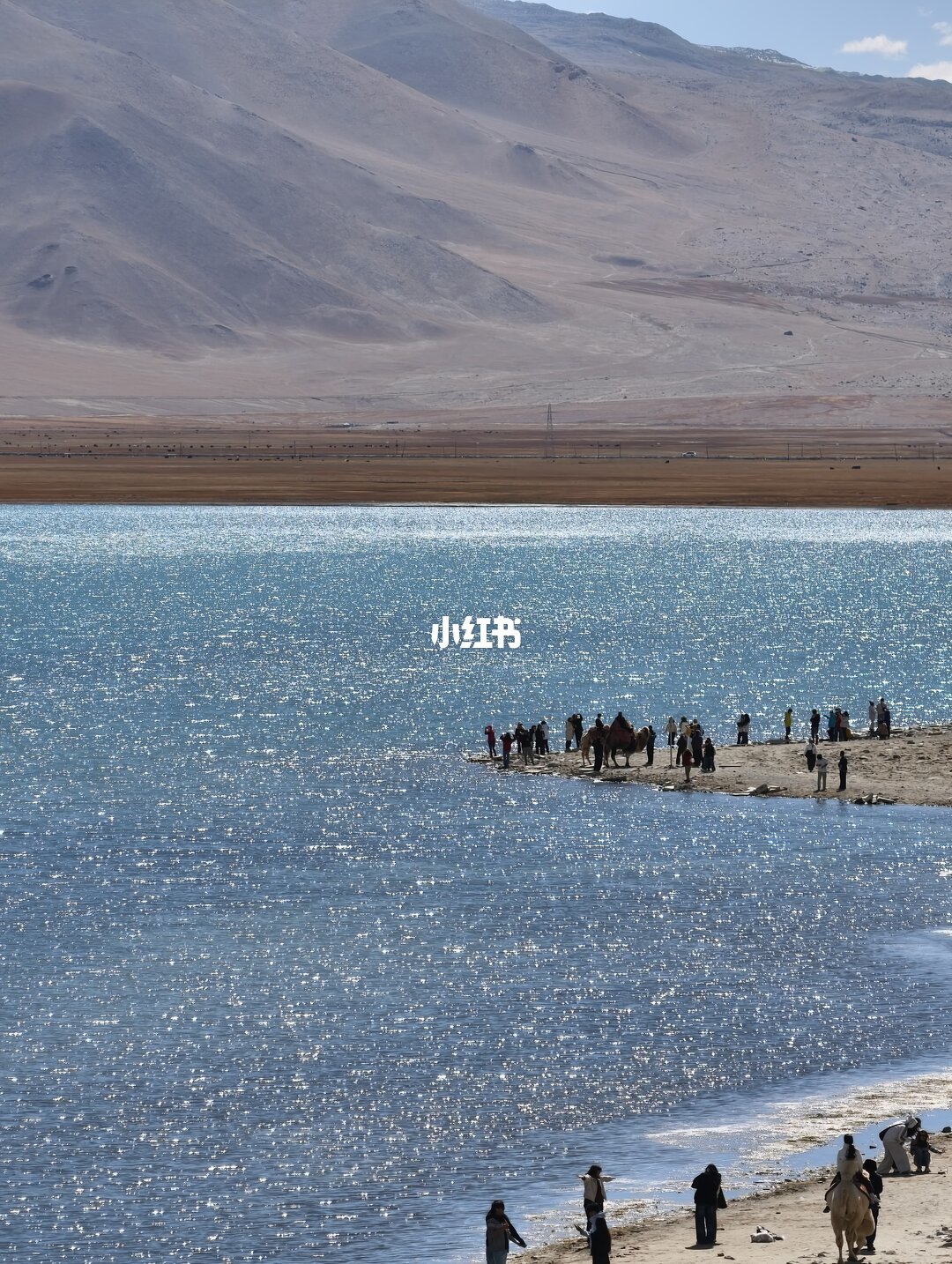 喀拉库勒湖湖面与雪山
