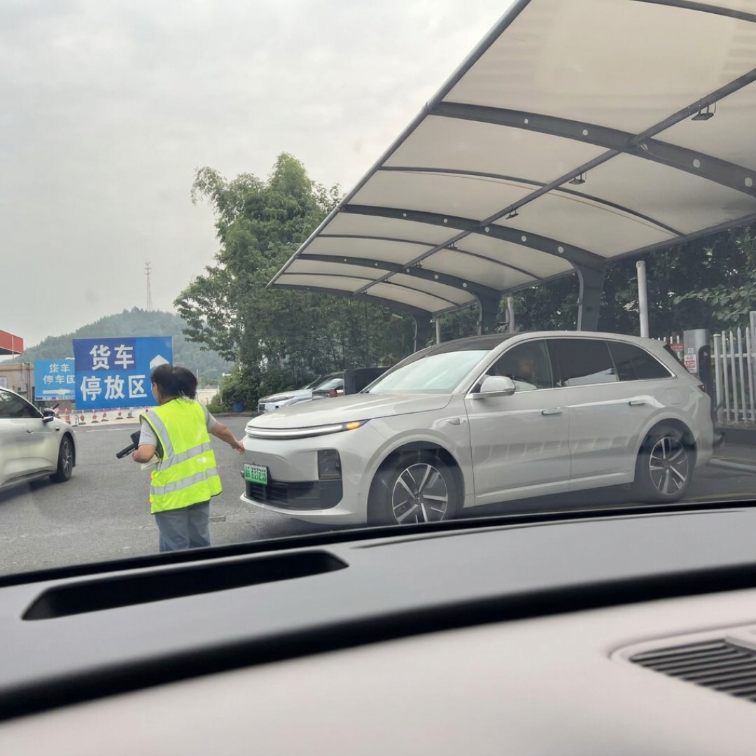 从51千瓦到2250千瓦：闪充军备竞赛的账本，发布会大屏上看不全