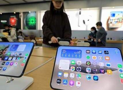备货暴涨至1500万台？iPhoneDuo 订单大增，网友直言：谁爱买谁买