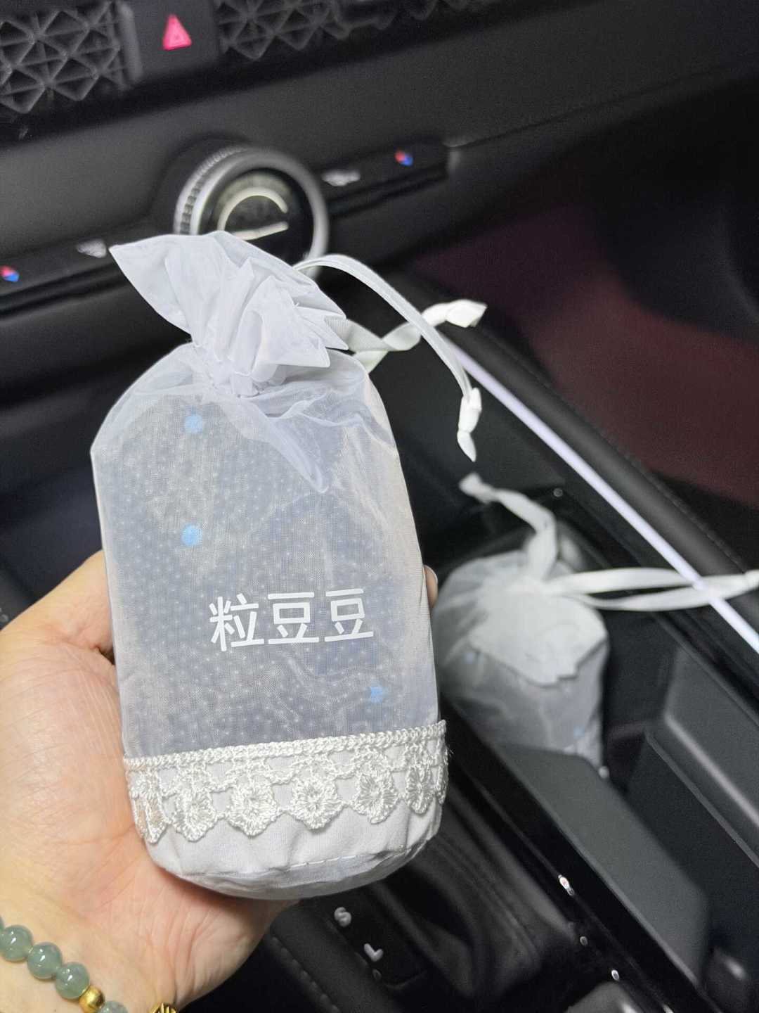 暖风一开，车里那股“没味”才是真骗局：冬季车内甲醛的开关、脚垫和炭包账