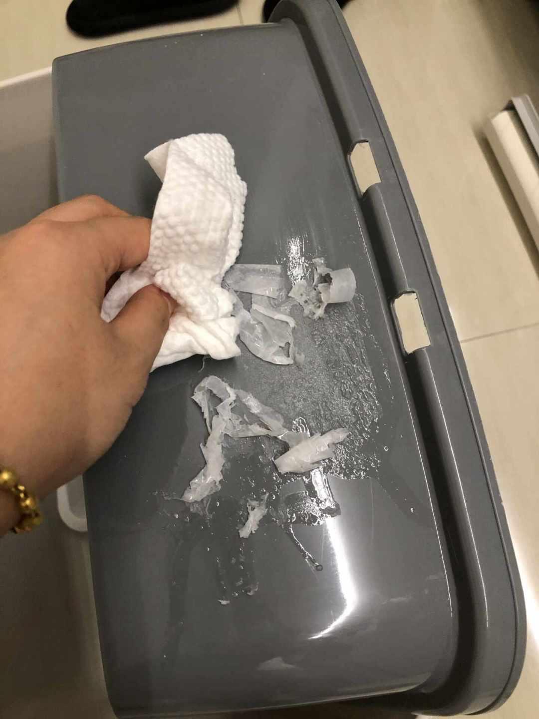 第一次感受到指甲的“杀伤力”:新碗盘标签撕一半留一圈胶,两块钱风油精比除胶剂好使
