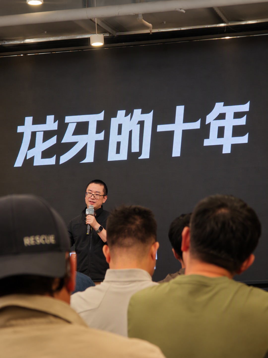龙牙把男装店开进写字楼:半年新增三成门店,面料摸得着、尺码当场换,连博格丹都去扫货