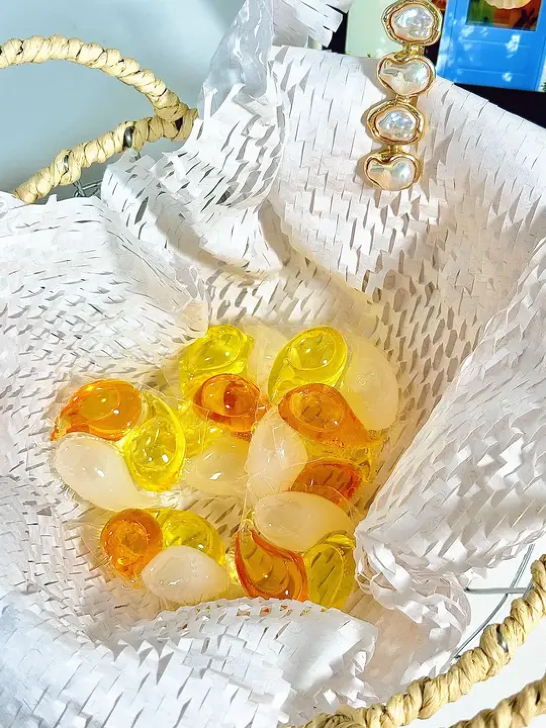 一拨就炸的洗衣凝珠，把她的眼角膜腐蚀掉一小块：超市10款产品，只有1款标了“别用手撕”