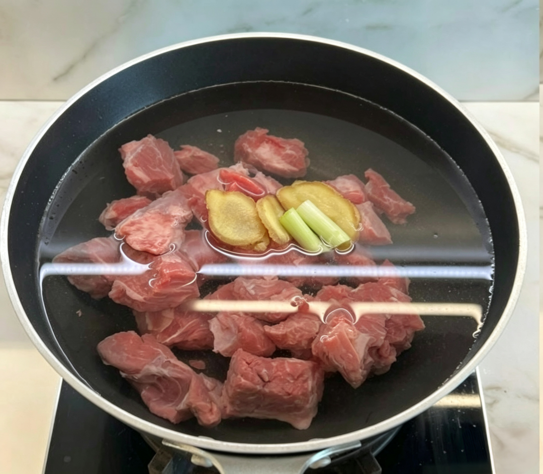 不加一滴水的炖牛肉被收藏了10万次,但评论区那160条才是入冬第一锅的真手册