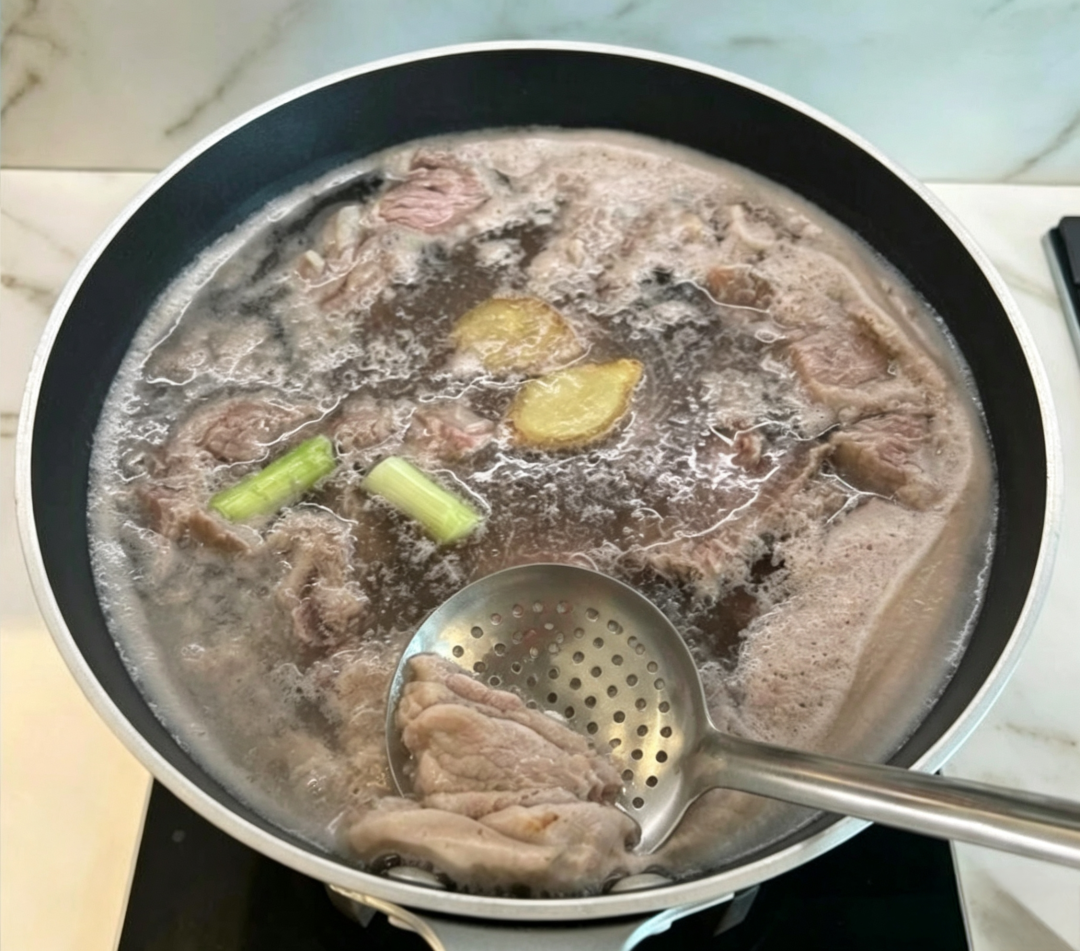不加一滴水的炖牛肉被收藏了10万次,但评论区那160条才是入冬第一锅的真手册